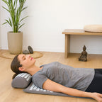 Femme en pleine séance de relaxation sur un tapis de Fakir gris