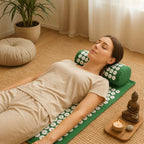 Femme en pleine séance de relaxation sur un tapis de Fakir vert