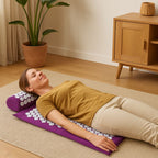 Femme en pleine séance de relaxation sur un tapis de Fakir violet
