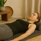 Femme allongée sur un tapis fleur de lotus gris d'acupression – moment de détente et de relaxation